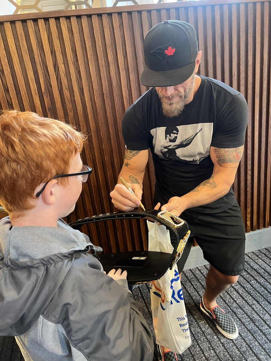 samanthapoole23's tweet photo. @EdgeRatedR Thank you so so much for making Daltons dreams come true he was so so happy to Meet his hero! Thank you for making the time! Enjoy your present xx https://t.co/FRRcJZaASM