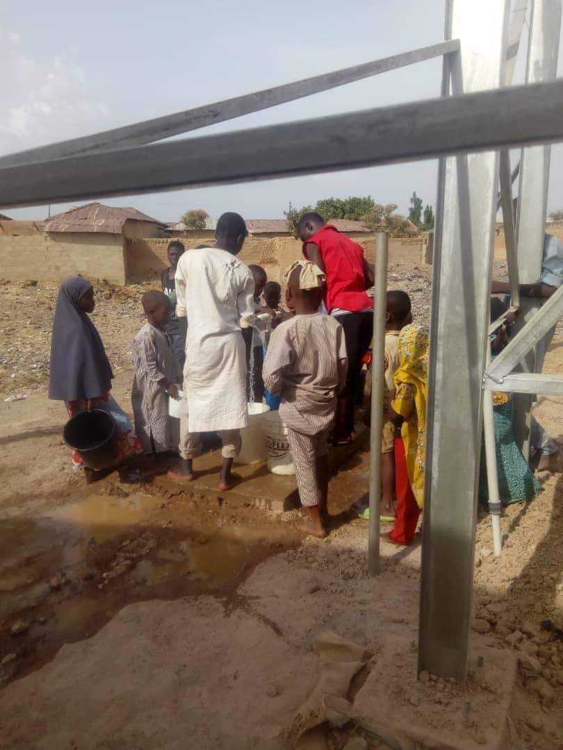 AminuAbuzayd's tweet photo. PROJECT SIX

#Kwariproject65
#Kwariatwork
Drilling of Solar Powered Borehole with overhead tanks at Layin Kira, Anguwan Fatika Ward, Zaria LGA facilitated by Senator Suleiman Abdu Kwari 

©️ Kwari Media Team https://t.co/v3Tg2jmjC2