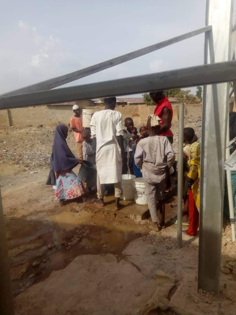 AminuAbuzayd's tweet photo. PROJECT SIX

#Kwariproject65
#Kwariatwork
Drilling of Solar Powered Borehole with overhead tanks at Layin Kira, Anguwan Fatika Ward, Zaria LGA facilitated by Senator Suleiman Abdu Kwari 

©️ Kwari Media Team https://t.co/v3Tg2jmjC2