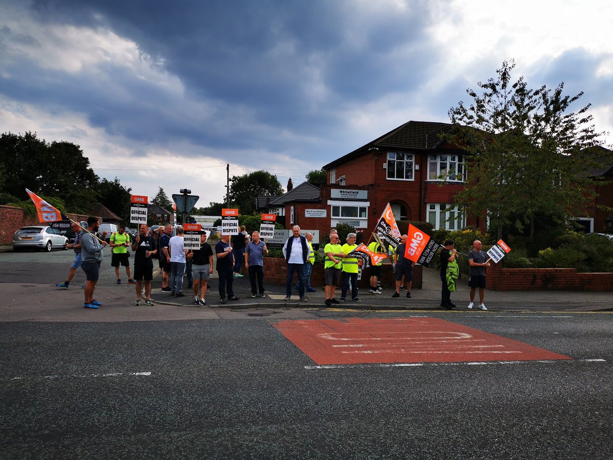 DerekChad089052's tweet photo. @WorkersPartyGB Proud to stand in support of workers at Poly Flor in Radcliffe, Manchester against their despicable treatment by management. https://t.co/jL5jYAhXpy We stand with working people in their fight for employment fairness. @WPB_Manchester @WPB_TU_Group https://t.co/WwCo9QnFng