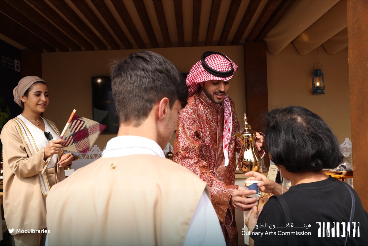 MOCCulinary's tweet photo. جناح مبادرة #عام_القهوة_السعودية_2022 يستقبل زوّار #مهرجان_أقورا؛ لتعريفهم بطرق إعداد وتحضير القهوة السعودية والعادات المرتبطة بتقديمها. 

#هيئة_فنون_الطهي https://t.co/uyiZ1138bd