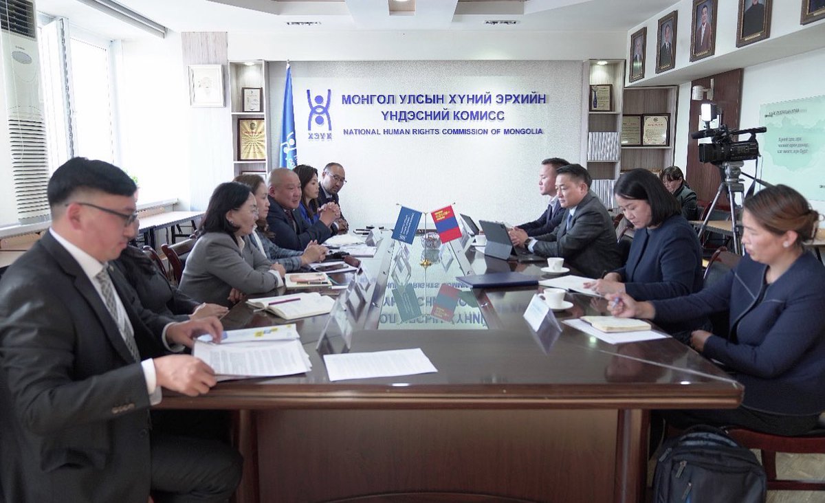 AmaraaDshzvg's tweet photo. ЗГХЭГ-н даргын хувиар анхны албан уулзалтаа ХЭҮК-ын гишүүдтэй хийлээ. 

МУ-ын Үндсэн хууль, хууль, олон улсын гэрээнд заасан хүний эрх, эрх чөлөөний хэрэгжилтэд хяналт тавьж, хүний эрхийг хамгаалах, дэмжих чиг үүргийг хэрэгжүүлж буй ХЭҮК-той нягт хамтран ажиллахаа илэрхийлэв. https://t.co/br5uwbWI2B