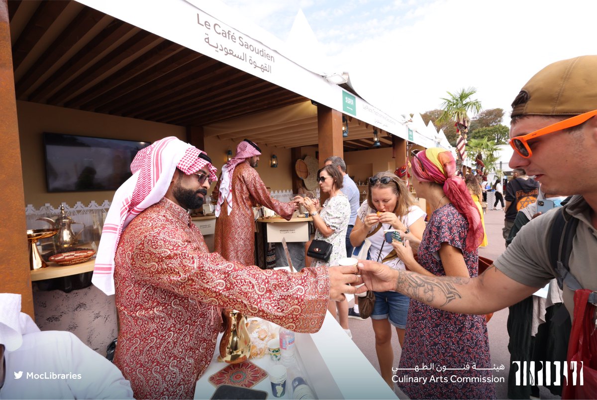 MOCCulinary's tweet photo. جناح مبادرة #عام_القهوة_السعودية_2022 يستقبل زوّار #مهرجان_أقورا؛ لتعريفهم بطرق إعداد وتحضير القهوة السعودية والعادات المرتبطة بتقديمها. 

#هيئة_فنون_الطهي https://t.co/uyiZ1138bd
