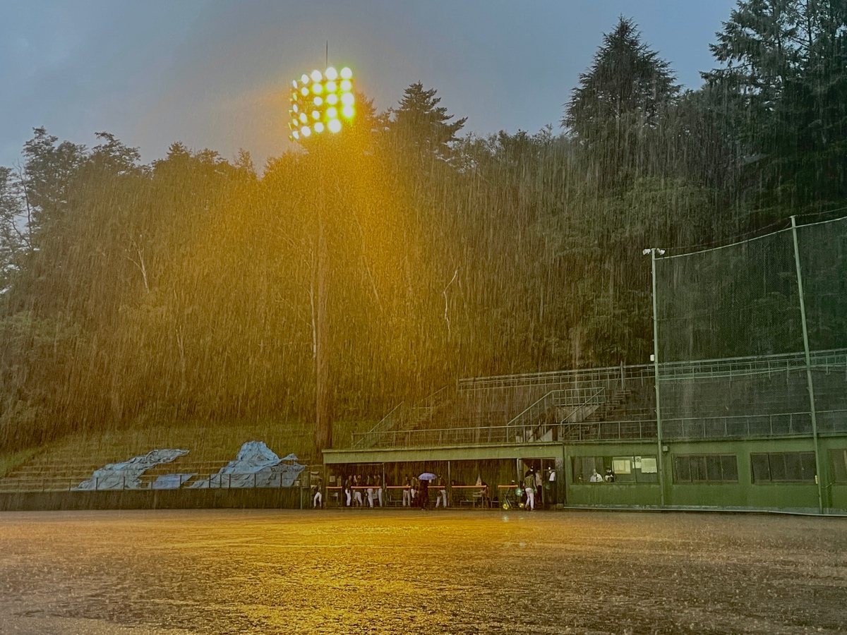 sannippa328's tweet photo. 高松宮賜杯１部
岡谷市営球場
第3試合
試合終了
浅間ベースボールクラブ(開催地) 2-6 南関東日野自動車(千葉)

8回裏から三度豪雨。続行して試合終了。幻想的。選手のみなさまおつかれさまでした。審判団も。風邪ひきませんよう。 https://t.co/8riTRdCHuc