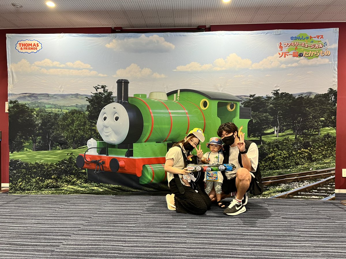 miinyan_11's tweet photo. パーシー大好きなのにミュージカル始まるまで1秒も笑わなかったから、仕方なくあたしがトーマス帽子👒（笑）
始まったらニコニコだし手拍子も上手にできて連れてってよかった〜☺️🫶🏻🫶🏻
#きかんしゃトーマスjcom https://t.co/YqAL5dbU2a
