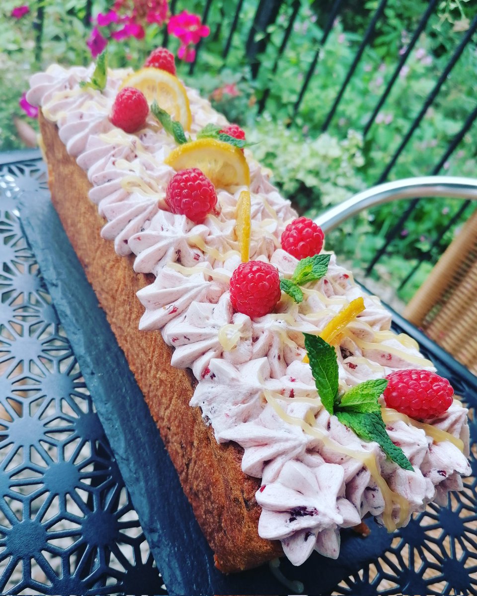 🍋 Lemon and raspberry loaf cake on our counter today

#lemon #raspberry #cake #cafe #cotswolds #cotswoldscafe #stroud #chalford