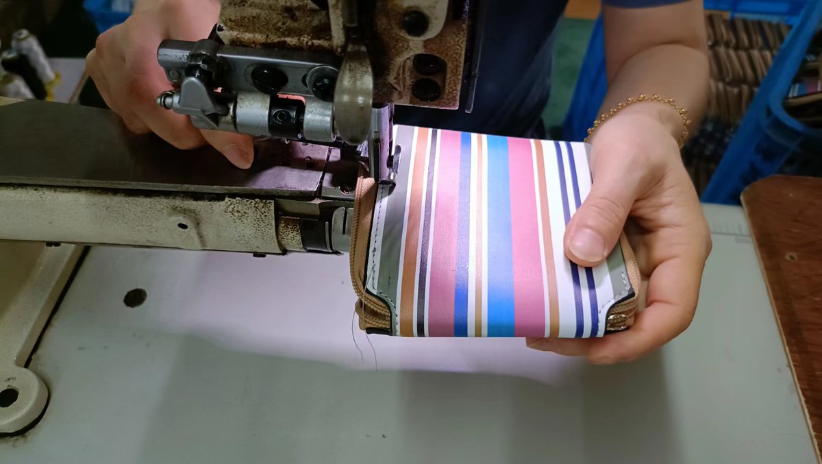 yiwuautumnwell's tweet photo. Small Cute Girl Coin Purses in Production, Good Gift Item.
#autumnwell #walletfactory #pursefactory #purse #wallet #bag #pursecustom #walletcustom #manufacturer #chinesewallet #fashion #accessories #bsci #audit https://t.co/a28HBsG498