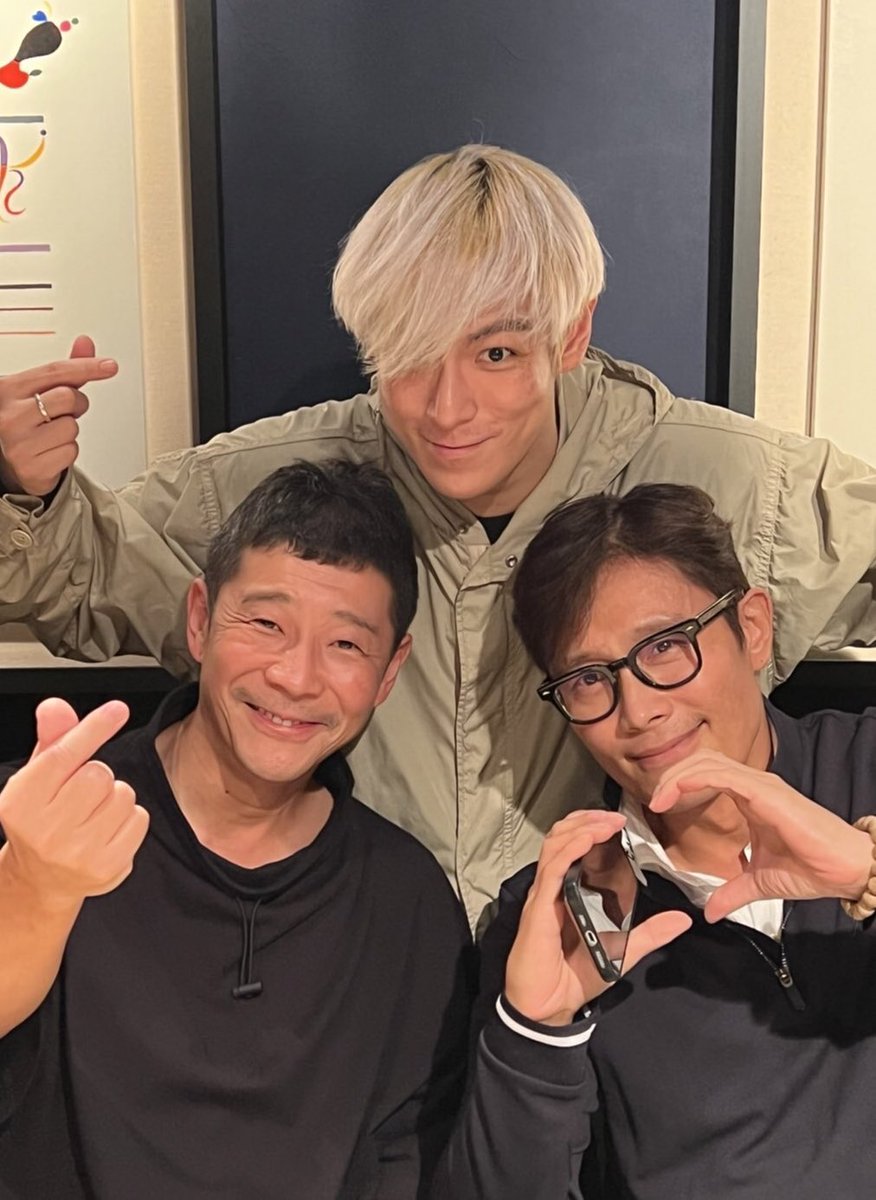 BBxTOPxM's tweet photo. たぷのストーリー、タグ付けされてた人ちゃんと見てなかったけど、前澤だったのか...。
前澤は韓国に何の用で行って、なんでこの2人と会ったんだろ。
前澤と繋がってるんかー･･って、、めっちゃイヤ。笑
元気そうで安心はしたけども💚 https://t.co/VK1FuOsobA
