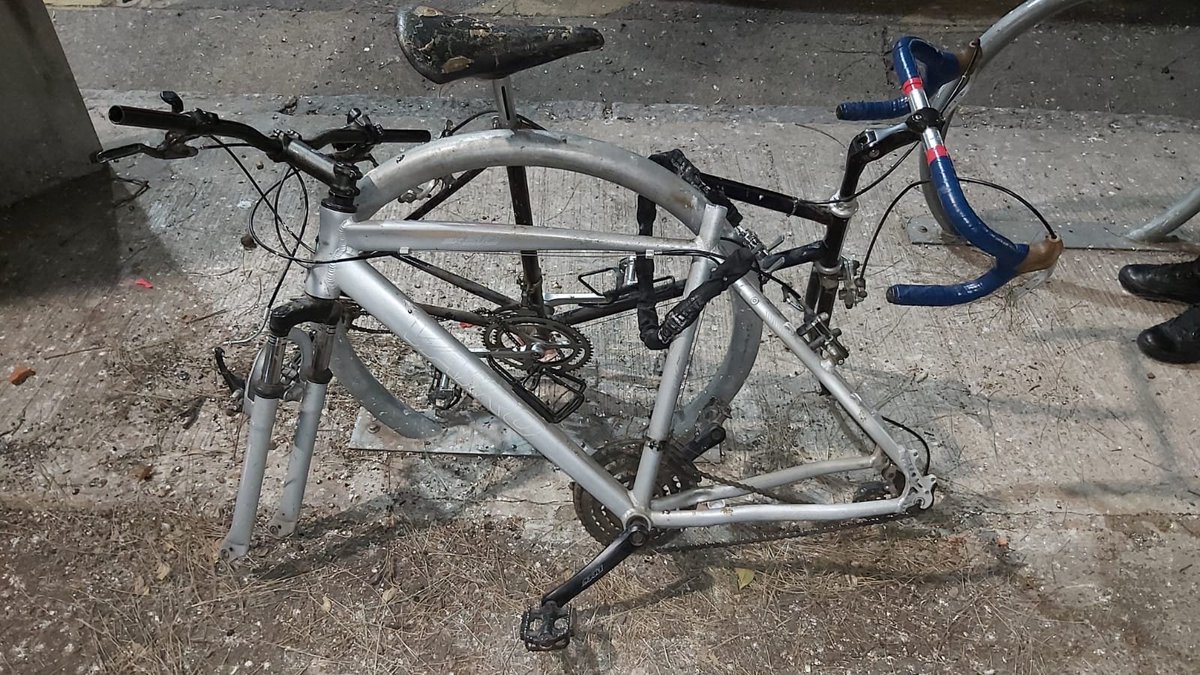 DalmauFernando's tweet photo. Necesito ubicar urgente a la persona que dejo anoche estacionadas bicicletas rod 26 en Bv. Oroño y Pellegrini de Rosario y le sustrajeron las ruedas. Tengo 2 ruedas recuper y al autor del hecho en seccional 2da de Rosario. Se agradece RT  @RosariNoticias @TransitoRos @Rosarin0s https://t.co/cVltYG6wHn