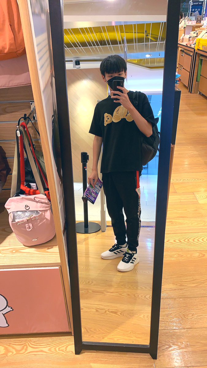 awdefrgthy's tweet photo. 三創逛完了！買了個鍵盤😍回家要狂打______😁 https://t.co/lLj18aW7wj