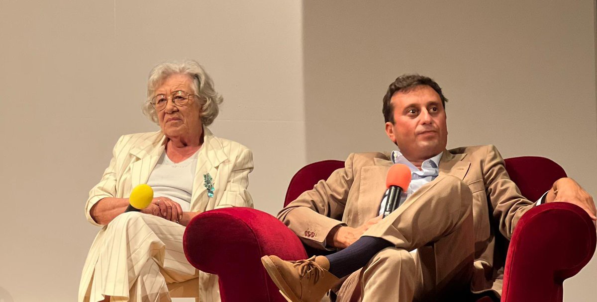 DAVIDPARENZO's tweet photo. Ieri a #filottrano con @giucruciani abbiamo ricevuto il premio come migliore trasmissione radiofonica. Il contesto era l’undicesima edizione del giornalismo d’inchiesta delle #marche! La domanda è: perché? 🤣🤣🤣 E’ stata una grande serata. Grazie a tutti https://t.co/cNKJyB6OFL