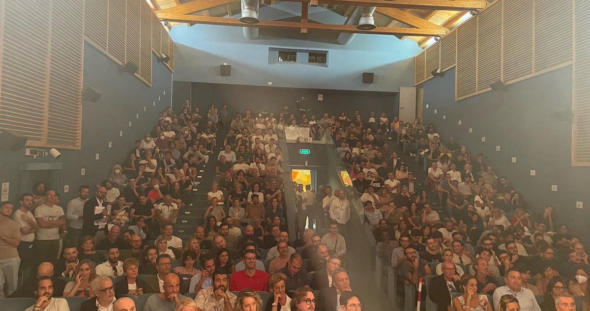 DAVIDPARENZO's tweet photo. Ieri a #filottrano con @giucruciani abbiamo ricevuto il premio come migliore trasmissione radiofonica. Il contesto era l’undicesima edizione del giornalismo d’inchiesta delle #marche! La domanda è: perché? 🤣🤣🤣 E’ stata una grande serata. Grazie a tutti https://t.co/cNKJyB6OFL