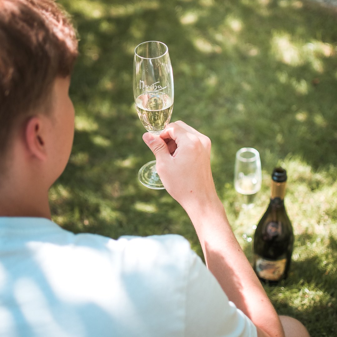 MuchaSekt's tweet photo. Mucha Sekt De Luxe Doux povýší i obyčejné válení v trávě o level výš. Vychutnejte si ho s přáteli už dneska. 😍
#muchasekt #muchasektdeluxe #ochutnejumeni #sekt #tradice #leto https://t.co/Ky3dtrr0R1