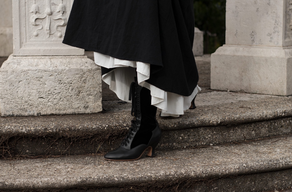 Autumn is quickly approaching...do you have your fall boots? 
Shop here: l8r.it/JBDZ

#AmericanDuchess #HistoricalShoes #HistoricalBoots #HistoricalCostuming #EdwardianBoots #EdwardianShoes #VictorianBoots