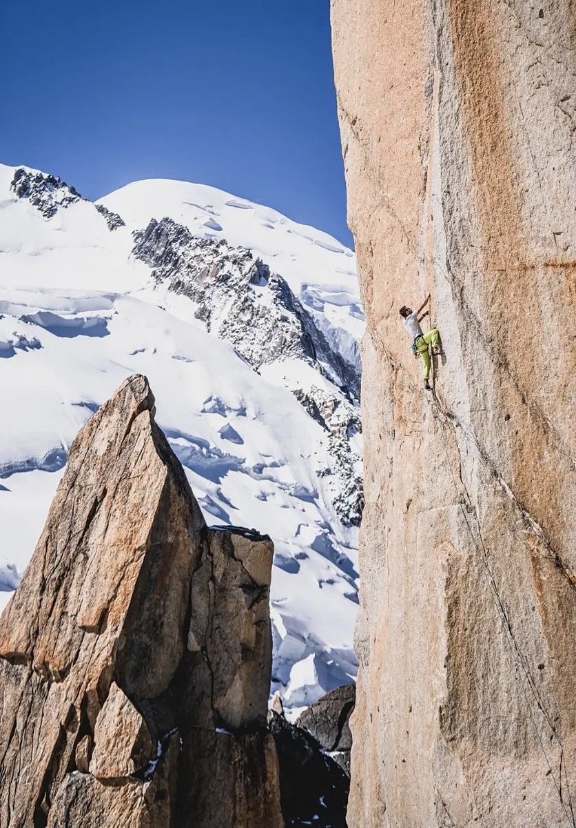 💻 'Digital Crack' on the Cosmiques ridge (3800m)... #climbing #climber #climbingismypassion #climbinginchamonix #chamonix #mont zpr.io/HVrPn