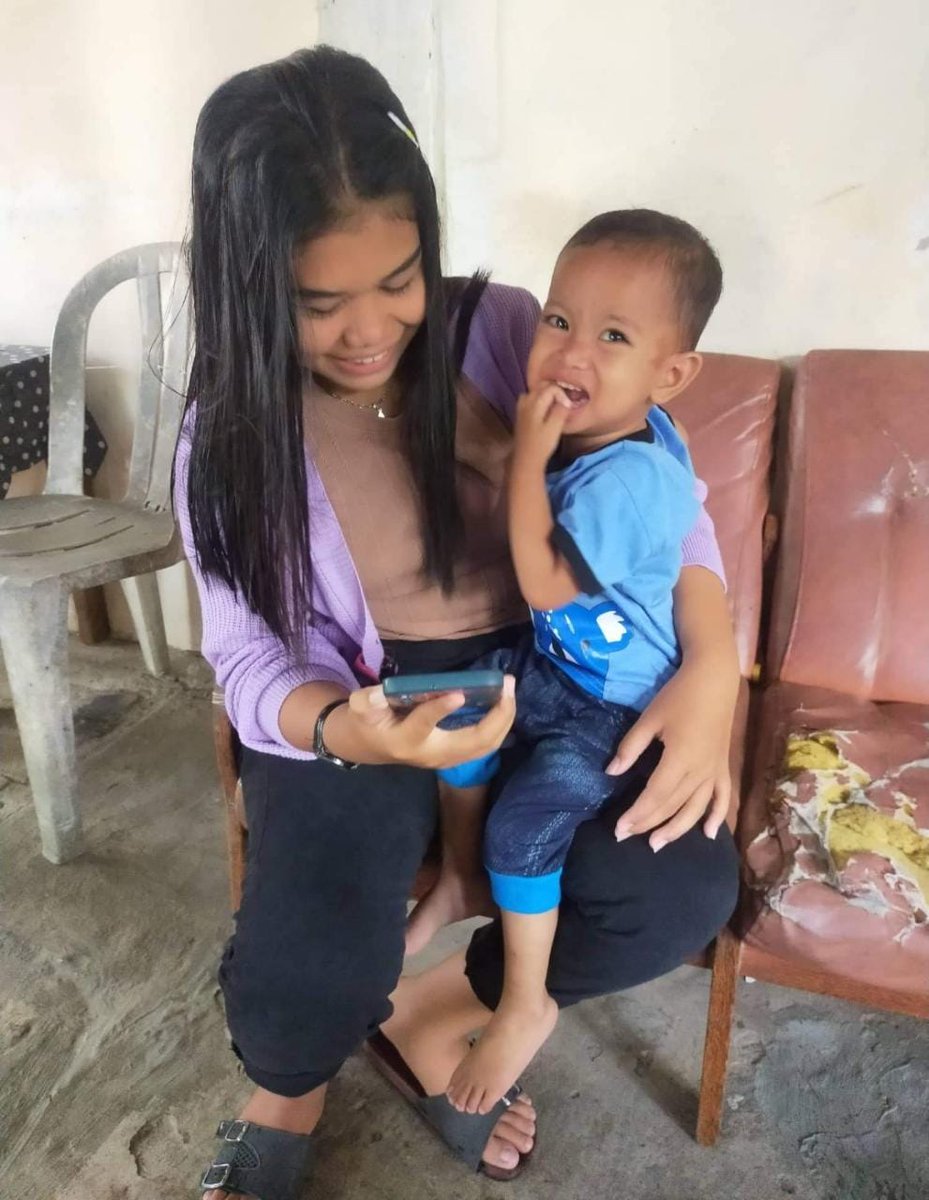 agakarebaa's tweet image. Anak kecil ini terus menangis, rindu ke ibunya. Ibunya di mana? Ditahan di Polsek Tamalate Makassar sejak 4 hari lalu. Ibu anak kecil ini ditahan setelah ribut dengan sepupunya yg juga melapor ke polisi. Anak kecil sementara dirawat neneknya di kawasan Benteng Somba Opu.