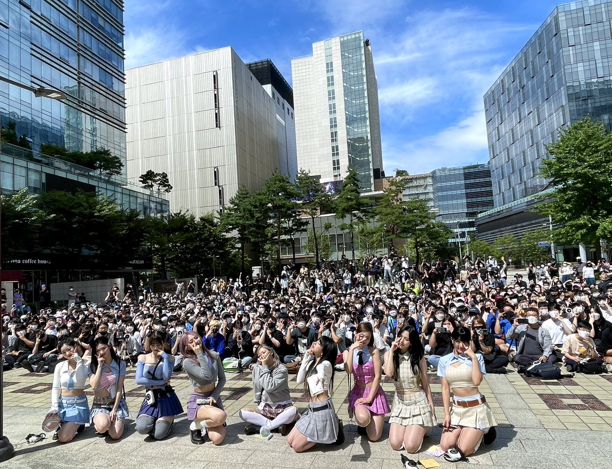 서로를 향한 눈빛이 참 많이 닮아있는 우리😍
Our gaze towards each other mirrors one another😍

❣Listen "BETWEEN 1&amp;2" HERE👇
TWICE.lnk.to/BETWEEN1and2

#TWICE #트와이스
#BETWEEN1and2 #TalkthatTalk