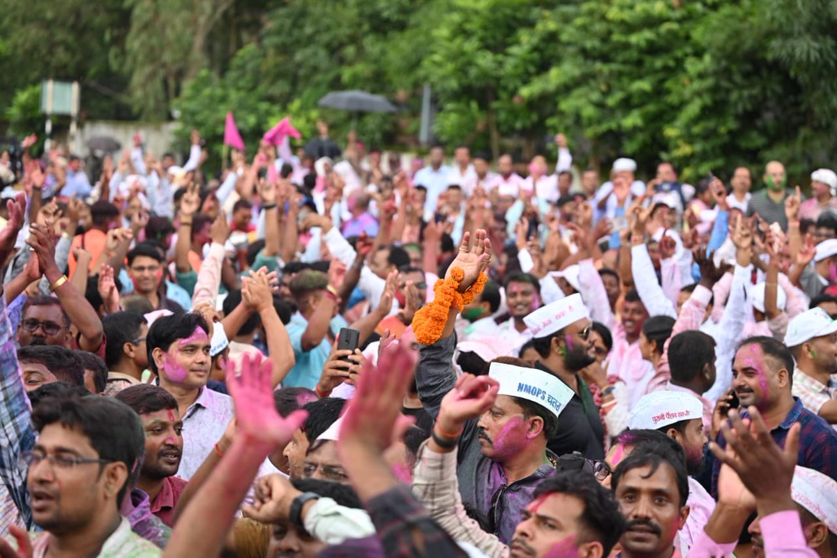 JharkhandCMO's tweet photo. पेंशन विजय यात्रा...
राज्य सरकार द्वारा राज्य कर्मियों के लिए पुरानी पेंशन योजना लागू किए जाने को लेकर नेशनल मूवमेंट फॉर ओल्ड पेंशन स्किम, झारखण्ड के बैनर तले सरकारी कर्मचारी संघ ने मुख्यमंत्री के प्रति आभार प्रकट करने मुख्यमंत्री आवास पहुंचे। 
@HemantSorenJMM https://t.co/iBbiXDOiyc