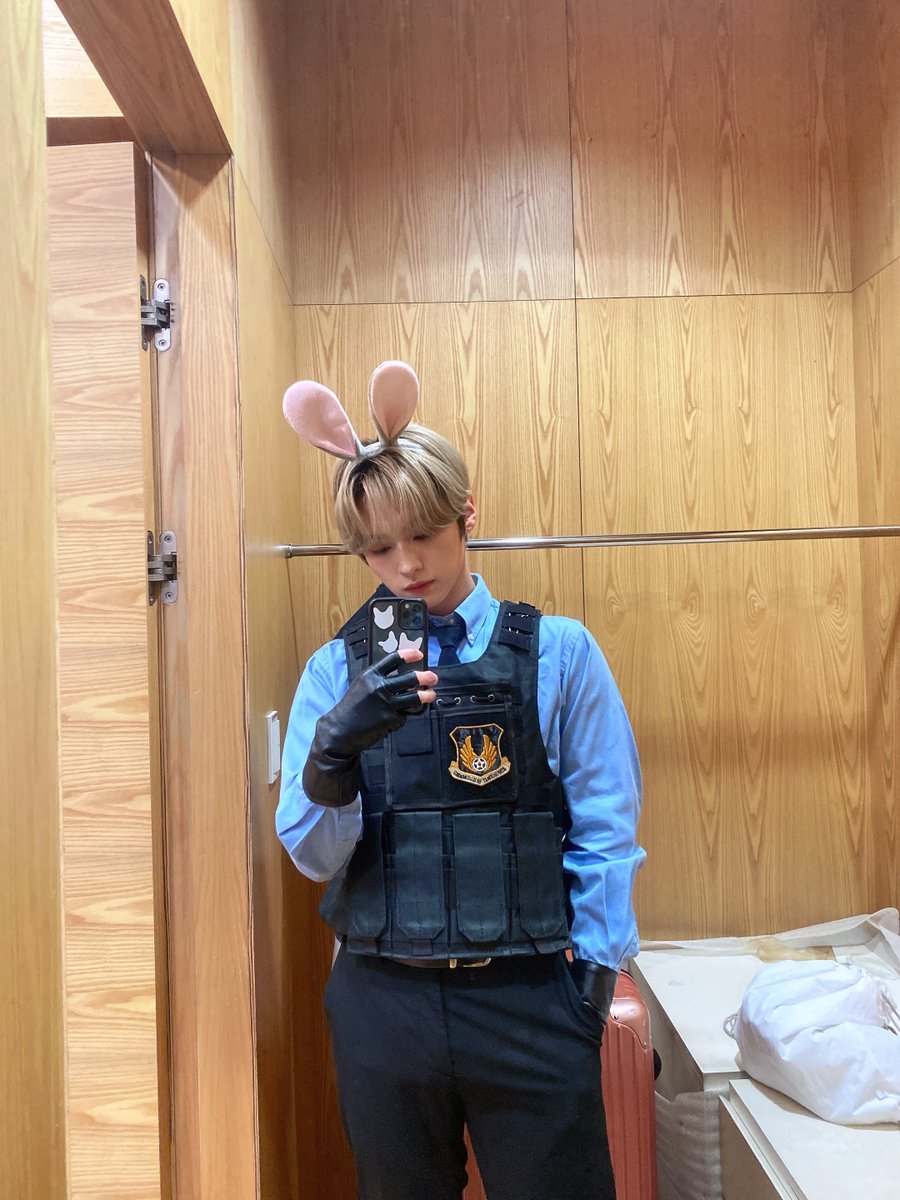 From_LeeKnow's tweet image. [220903] 6:04 PM KST 💭🐰 

1

2

3

📷

📷

ta-da

Have a nice dinner!