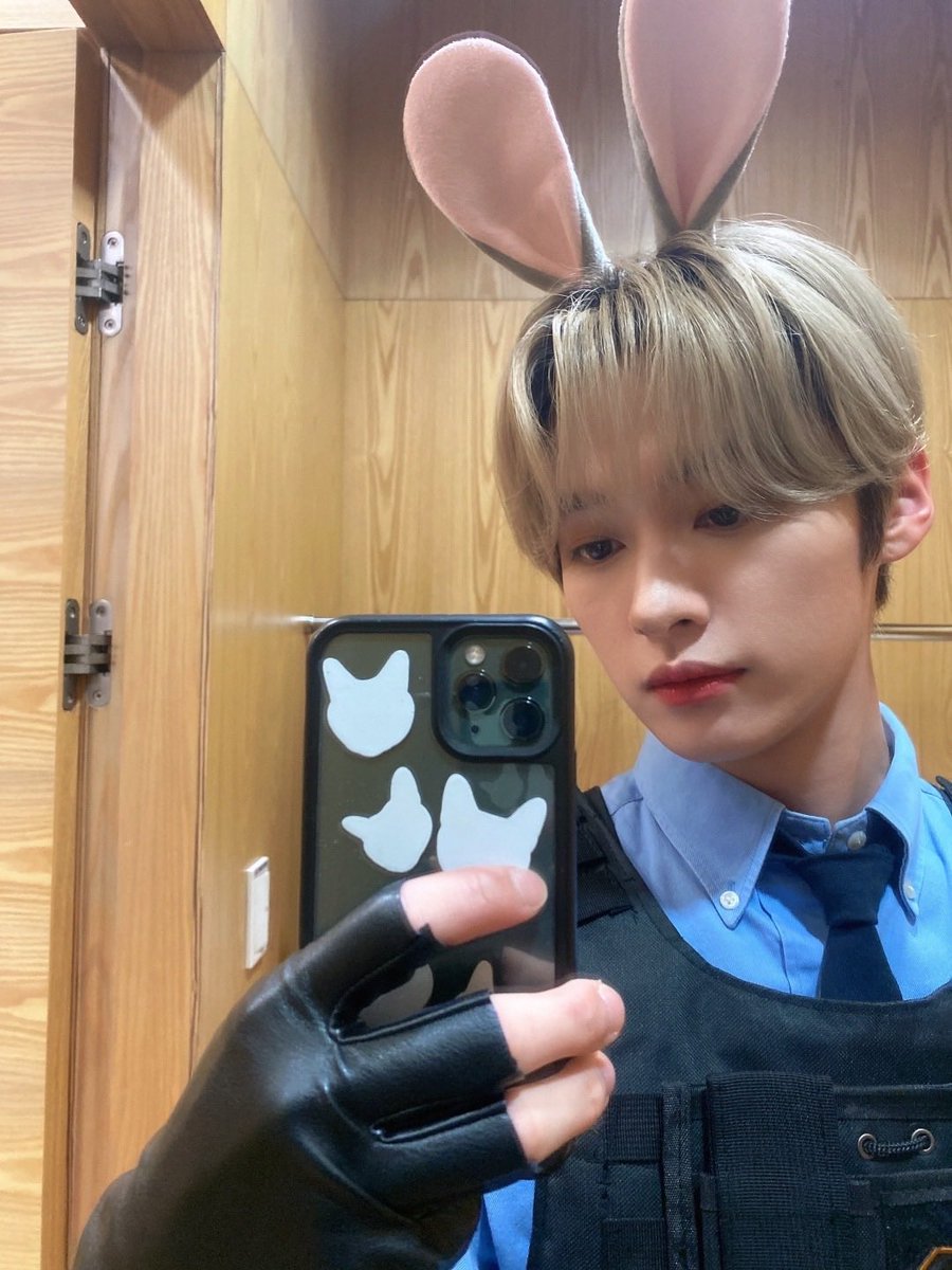 From_LeeKnow's tweet image. [220903] 6:04 PM KST 💭🐰 

1

2

3

📷

📷

ta-da

Have a nice dinner!