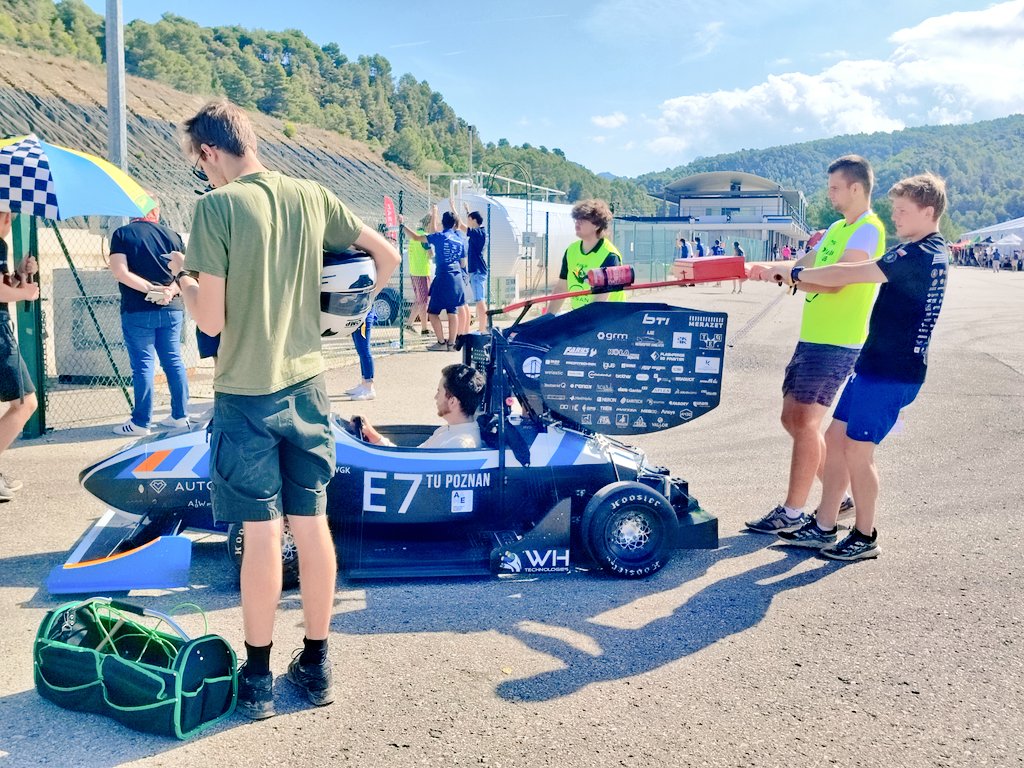 CarmeFenoll's tweet photo. 🏎️ La comunitat #FormulaStudent de @la_UPC competeix avui al @Parcmotor. Moltes hores de dedicació que valen la pena! #ViulaUPC @EEBE_UPC @eseiaat_upc @ETSEIB_UPC @UPCTelecos @upcmanresa @UPCVilanova @RectorUPC https://t.co/K0MOpcHiX7