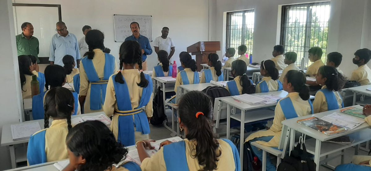 districtadmndkl's tweet photo. Collector &amp; DM, Dhenkanal visited Odisha Adarsha Vidyalaya, Parjang on 02-09-22 and reviewed the ongoing devlopment works &amp;  interacted with the students.  in the presence Tahasildar Parjang ,  BEO Parjang  and other Officials. https://t.co/tOjcNei195