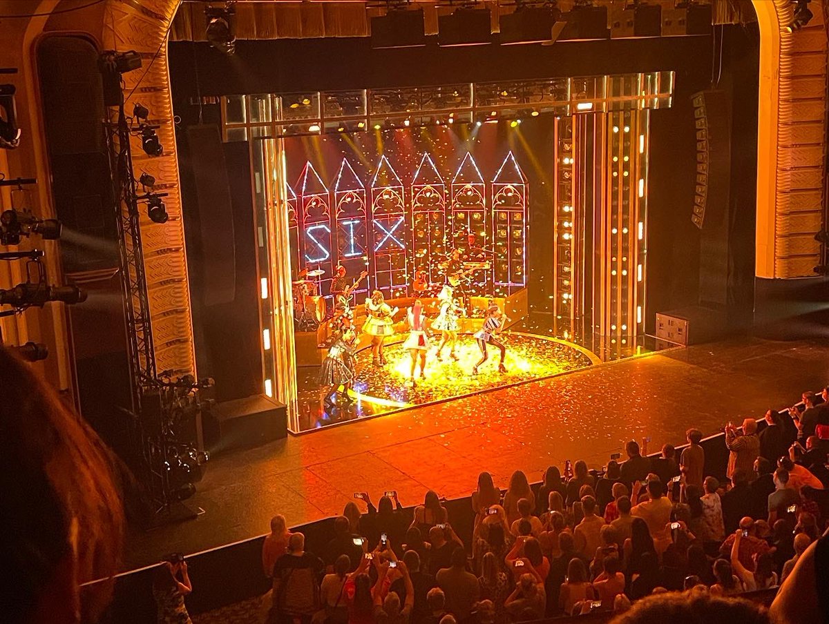 hankit78's tweet photo. Amazing theatre last night at @sixthemusical in @WGBpl An epic way to finish the Summer hols &amp; added bonus was the big Light switch 🎭🗼🎠 @TheBplTower  #Blackpool https://t.co/2LL7En2ejz
