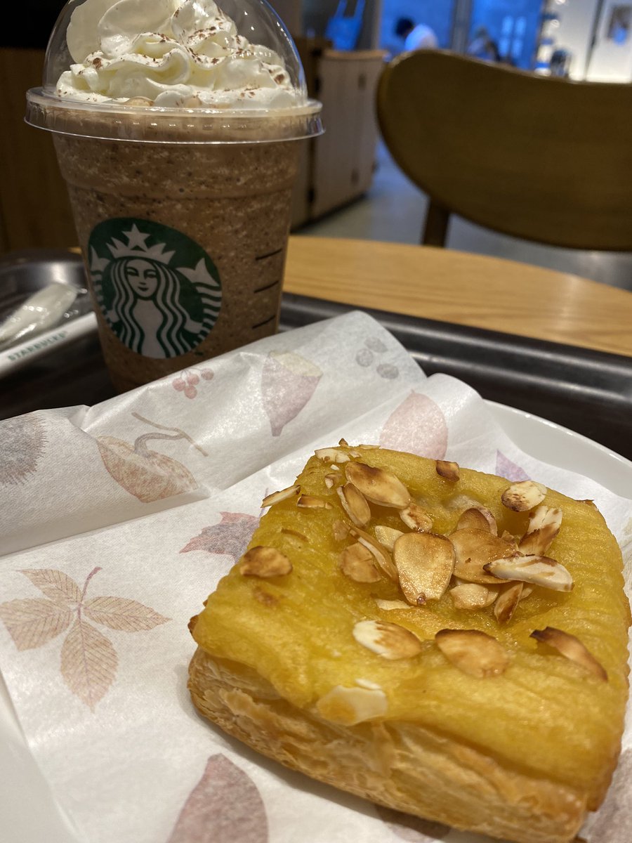 Monstera2018_a's tweet photo. スタバにておやつにスイートデニッシュ♬.*ﾟ
店員さんオススメで、温めてもらいました〜(*´∀`)♪
めっちゃ美味しかった(๑>ڡ<๑).♡*.

#スタバ
#スイートデニッシュ
#モスニ
#Monstera2018
#モンステラ2018 https://t.co/dIgAqglg4t