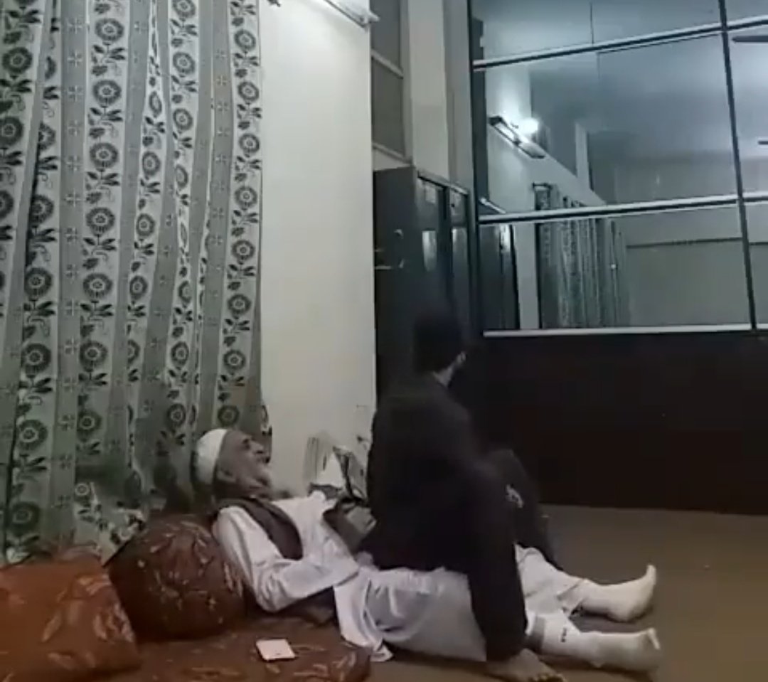 Semiz bir ayol eshagini erkakning yuziga qoyib otirdi Maysada shaxsiy jinsiy aloqa