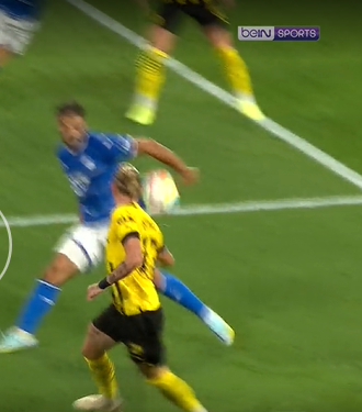 RefereeReport's tweet photo. Dün aksam oynanan Dortmund-Hoffenheim maçında hakem 31.dakikadaki net penaltıyı atladı. Ozan Kabak, elleri arkada bitişikken, ellerini çözüp topun geçmesini engelliyor.
Hakem Daniel Siebert çözemedi, zor pozisyon. VAR?
#DortmundHoffenheim #Bundesliga #referee #danielsiebert https://t.co/opeGcge2Om