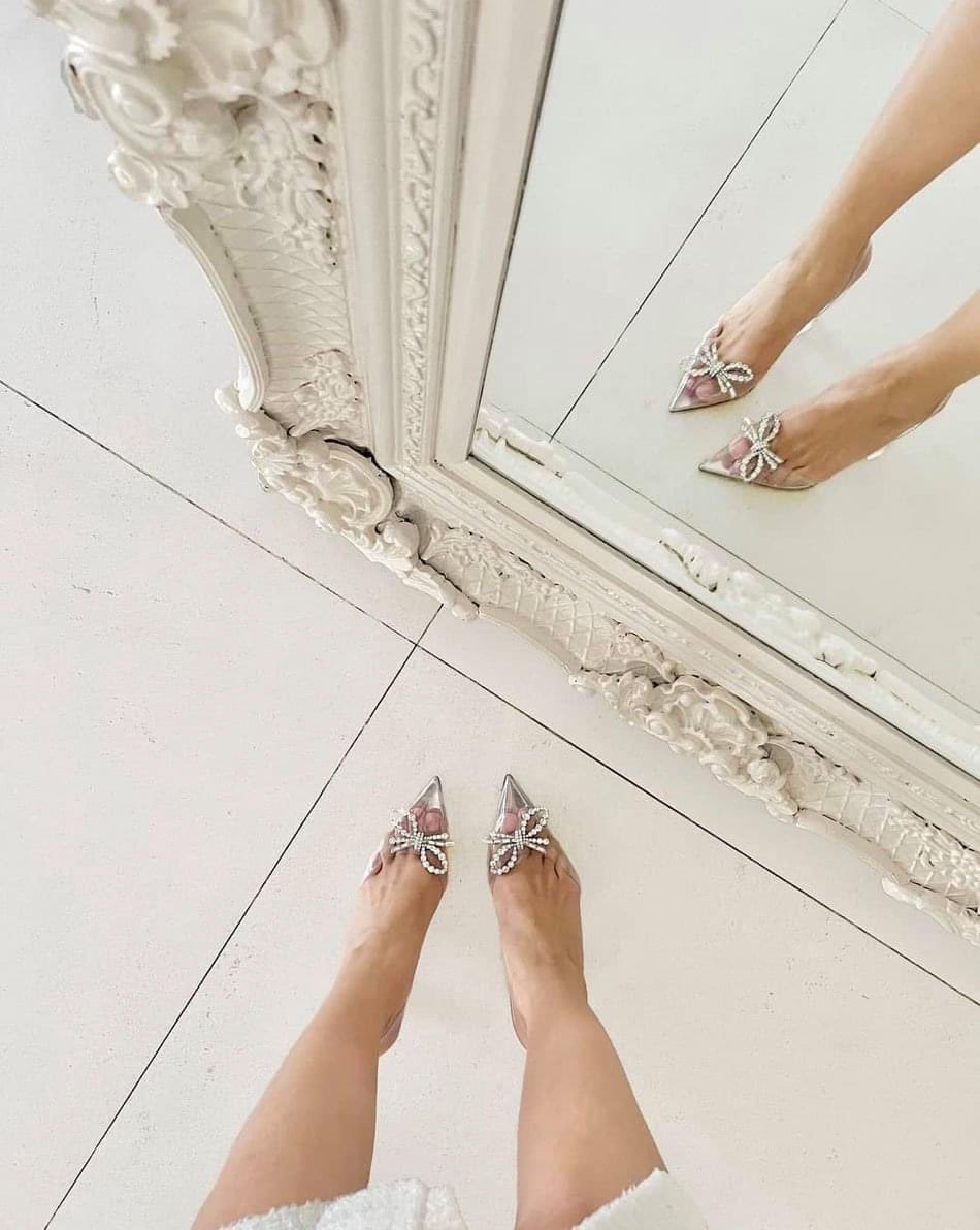 ShoppingKumare's tweet photo. Hanap niyo din ba ang glass shoes katulad ng kay @heart021485? May nakita akong inspo! At mas affordable ✨ ang lakas makayaman mga mars!!
Ito ang link⬇️
🔗  https://t.co/Qiu5dlO2A3

#ShopeePH #shopeefinds #heartevangelista

*PHOTO CREDITS TO THE OWNER* https://t.co/DdYTzdJ55v