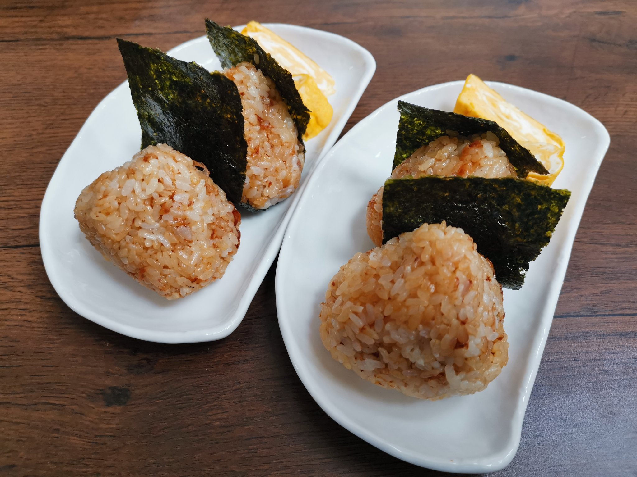 熊田熊男 スーパーで肉を買うときにもらえる牛脂1gを入れてご飯2合を炊き 醤油2回しと鰹節8gを混ぜた 牛脂おかか醤油 おにぎり が神の旨さ 牛脂のコクが加わったご飯に鰹節の旨味 醤油の香りがたまらない 余った牛脂はだし巻き卵に使うと美味しく 熊田熊男 スーパーで肉を買うときにもらえる牛脂1gを入れてご飯2合を炊き 醤油2回しと鰹節8gを混ぜた 牛脂おかか醤油 おにぎり が神の旨さ 牛脂のコクが加わったご飯に鰹節の旨味 醤油の香りがたまらない 余った牛脂はだし巻き卵に使うと美味しく