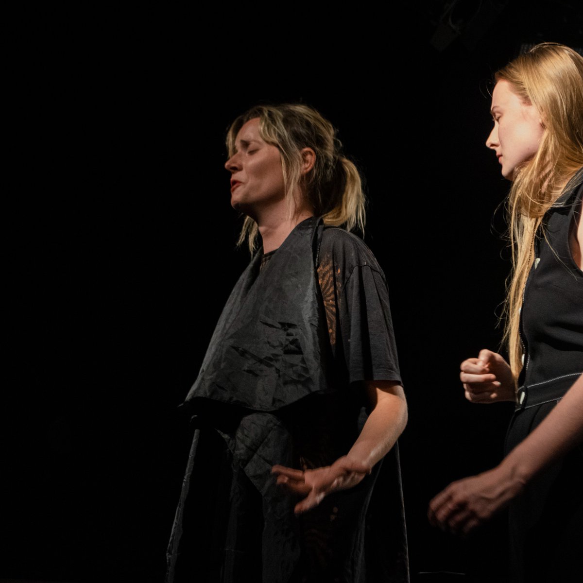 pubtheatres1's tweet photo. #StandingOvationNom

SENSE &amp; COMPATIBILITY @SchlautladyINK  @EtceteraTheatre @LandUTheatre @CamdenFringe 

Nom for actor Sarah Tiplady for her totally committed performance, moving between role playing &amp; her own character, a woman both sensitive &amp; tender.

https://t.co/HAiA7s5rkh https://t.co/2Q3zn3jvO9