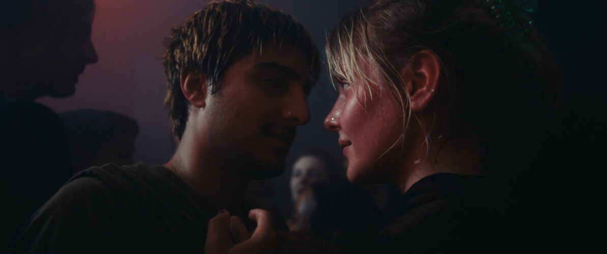 Spretigt och levande – på rim

En vanlig fredagskväll på Södermalm får ett nytt skimmer i Måns Nymans ”Stammisar”. Relationsgrubblerierna avlöser varandra i en spretig men sprudlande spoken word-musikal – på rim. opulens.se/scenkonst/spre…