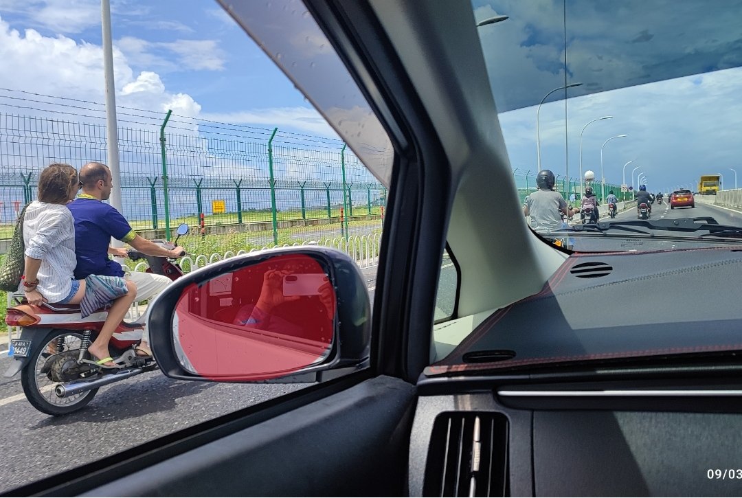 Helmet naalhaa aima bridge light kairin <a href="/TrafficPoliceMv/">Traffic Police and Road Management</a> huttuvaafa dhookollee keehveba? Kula dhon v ma tho? 3/9/22 1pm ga bridge kaireega huri <a href="/PoliceMv/">Maldives Police</a> beyfulhaa kairin ahaalacche <a href="/M_Hameedh/">Mohamed Hameed</a> <a href="/ShimranAb/">Imran Abdulla</a> <a href="/MoTCAmv/">Ministry of Transport and Civil Aviation</a>