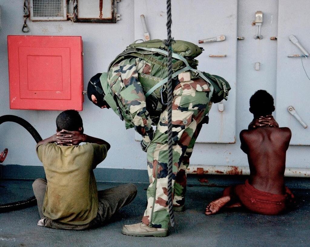 sfwpornnetwork's tweet photo. 🎖️[#MilitaryPorn] France's Commandos Marine had a chat with one of the captured Somali pirates.
🔗 https://t.co/vr2f1ePBqt https://t.co/Eq1krNlOob
