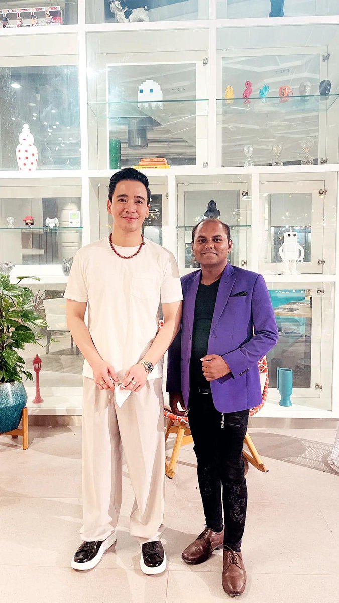 okil_786's tweet photo. #Celebrity - #Erik_Santos - Philippines Actor/ Singer/ Model/ Television Presenter
It was glad to meet one of the fabulous artists who bring people together through music.
#eriksantos #filipinacelebrity #pinoy #pinoypiyesta #filipinoconcert #versatilesinger #dashingpersonality https://t.co/oOJKzACOU8