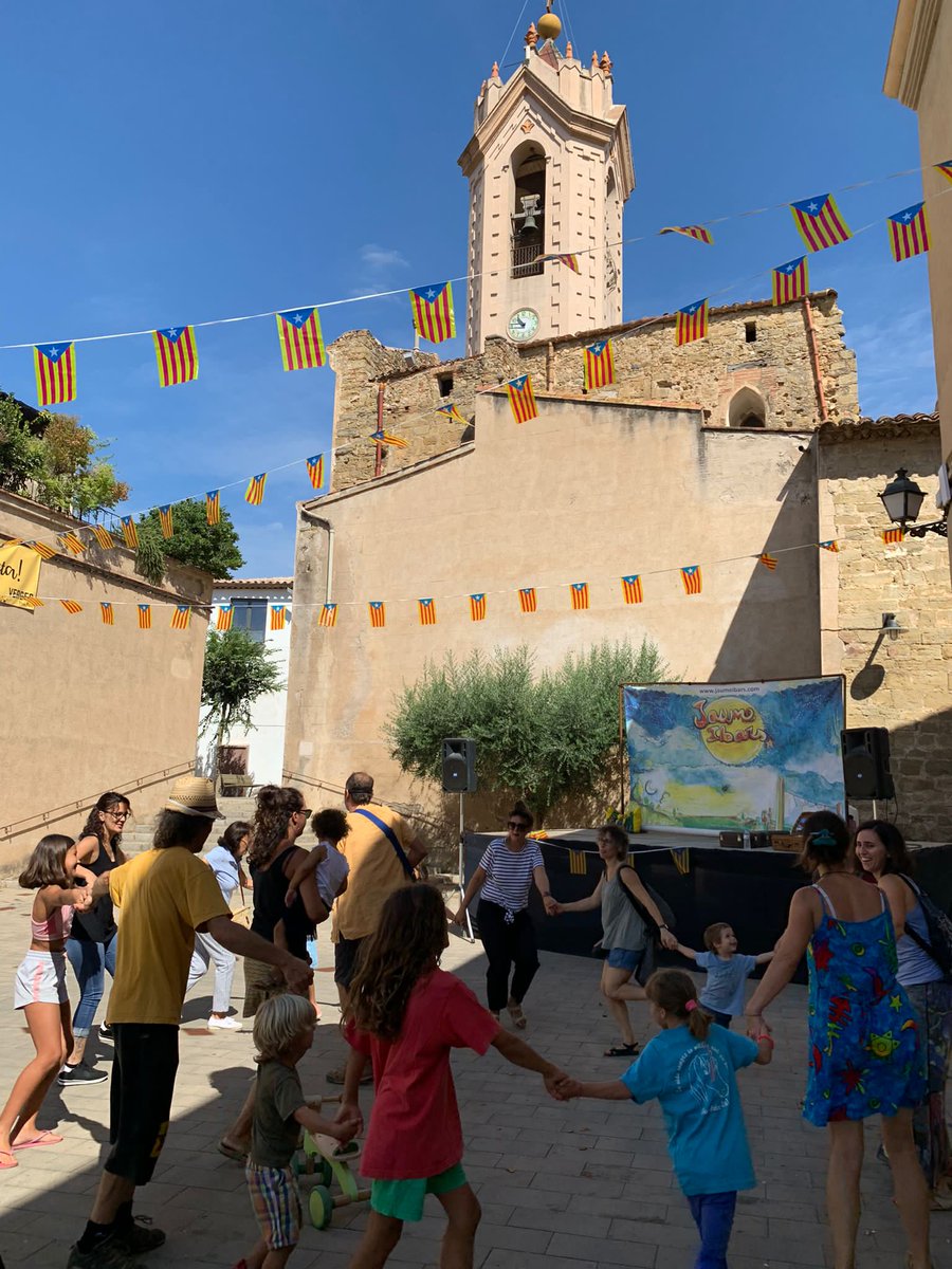 ajverges's tweet photo. Us deixem algunes imatges de la inauguració de l’exposició #10anysdecombataverges i de l’animació infantil. 
En breu, mostra de #glosajove davant de l’Ajuntament.

#Verges #glosadorssotaelcampanar #paíspetit https://t.co/89nIw4AfMp