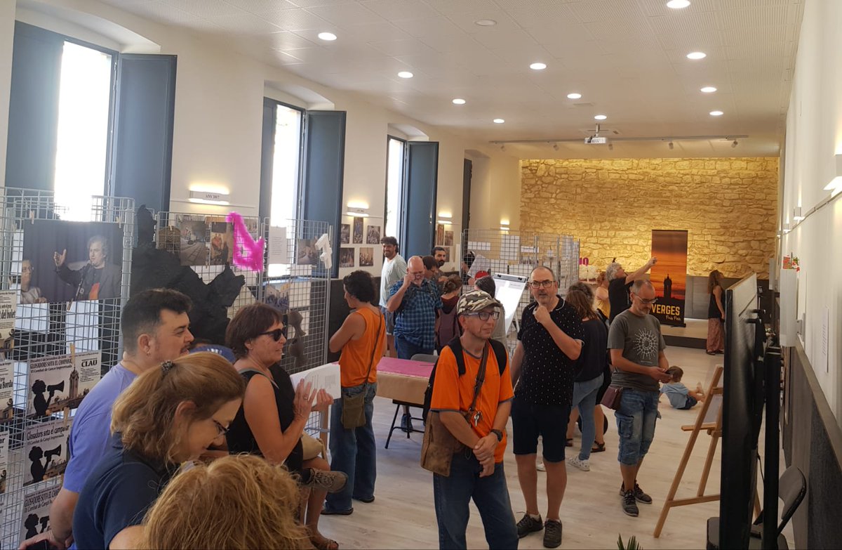 ajverges's tweet photo. Us deixem algunes imatges de la inauguració de l’exposició #10anysdecombataverges i de l’animació infantil. 
En breu, mostra de #glosajove davant de l’Ajuntament.

#Verges #glosadorssotaelcampanar #paíspetit https://t.co/89nIw4AfMp