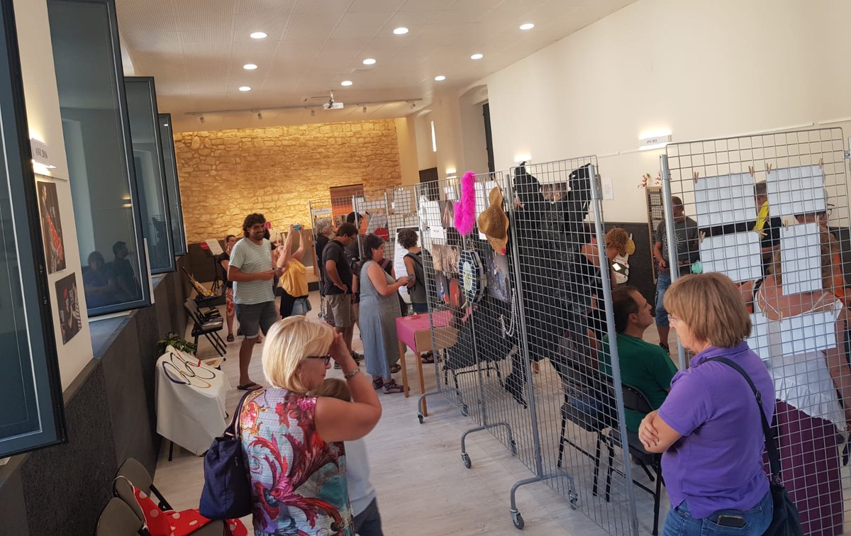 ajverges's tweet photo. Us deixem algunes imatges de la inauguració de l’exposició #10anysdecombataverges i de l’animació infantil. 
En breu, mostra de #glosajove davant de l’Ajuntament.

#Verges #glosadorssotaelcampanar #paíspetit https://t.co/89nIw4AfMp