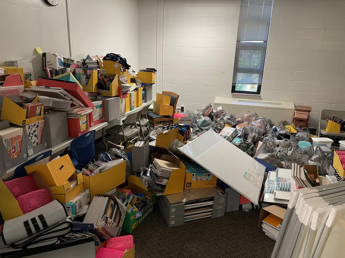ScarletGarrity's tweet photo. Iroquois kids deserve nothing less than the BEST!!! @IROQUOIS_HS https://t.co/7sAKWwP7ft