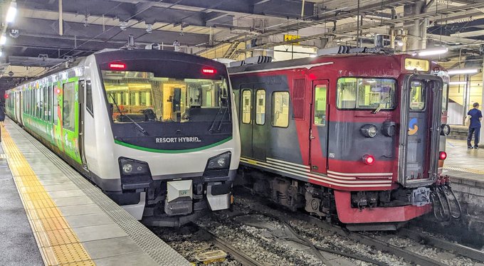 大信濃合衆連邦首都。ゼンコージグラード中央駅と、偉大にして緑色なる指導者 同志アルクマ。 