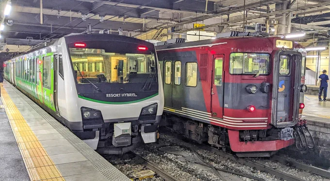 大信濃合衆連邦首都。ゼンコージグラード中央駅と、偉大にして緑色なる指導者 同志アルクマ。 