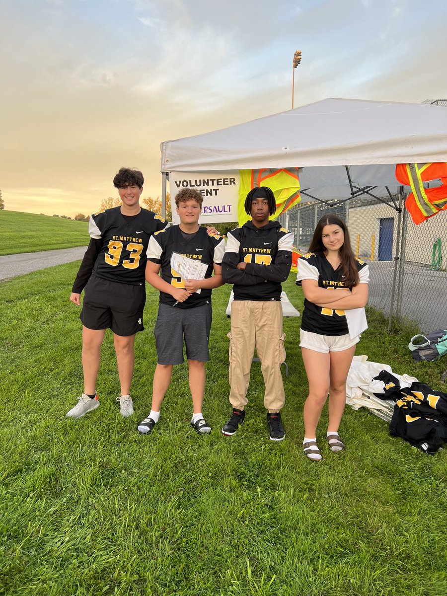 @StMatthewOCSB Tigers Football Players out at Terry Fox Athletic Facility volunteering with @somersault_ca - Helping and cheering on todays racers!! - #EYS #STS @StMCSCouncil @CapoOttawa