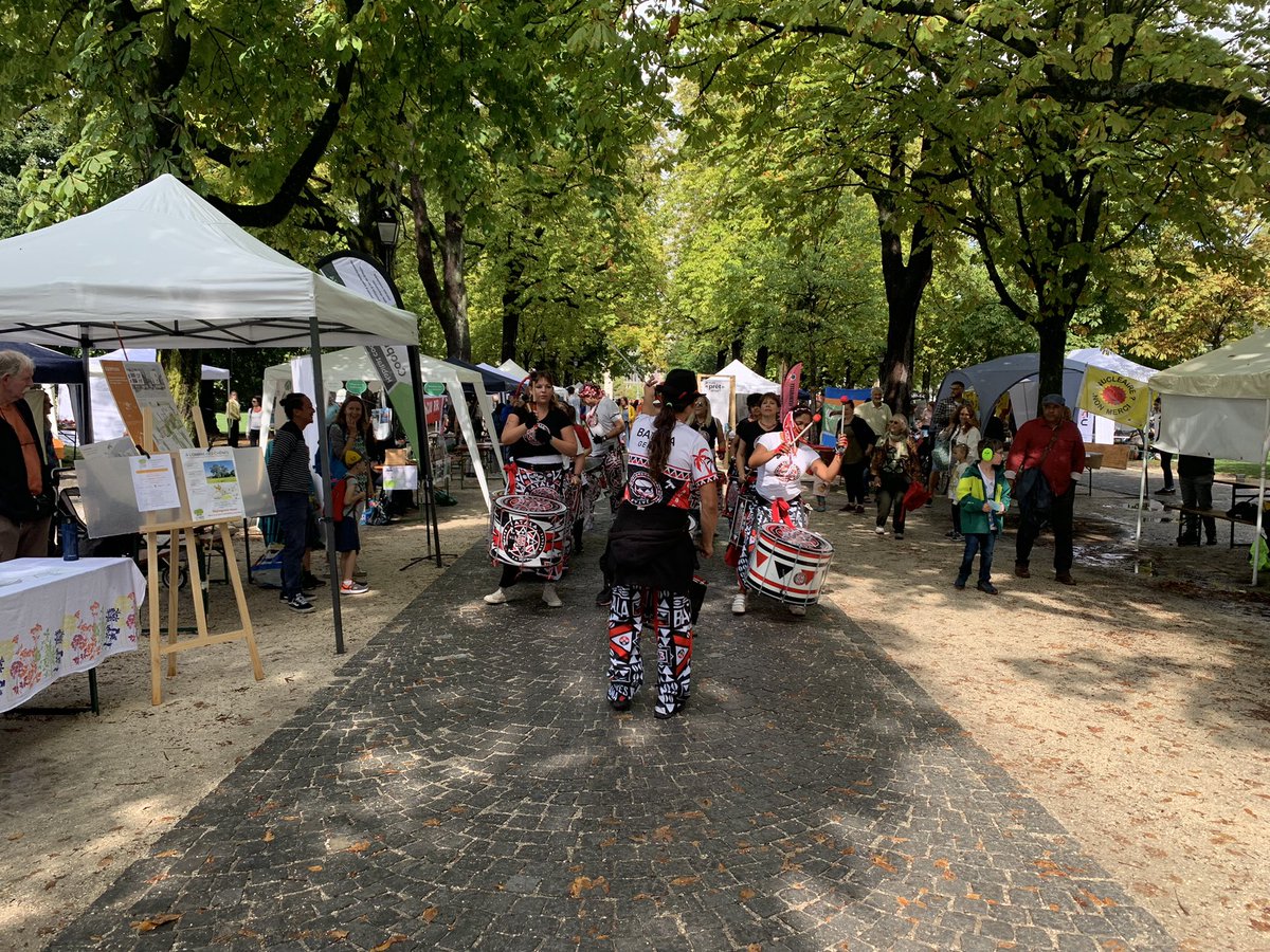 GENetwork's tweet photo. The sun is back at #ParcdesBastions for a festive day with local actors bringing solutions to tackle the triple #PlanetaryCrises. #AlternatibaLeman https://t.co/9y2mMfWT1M