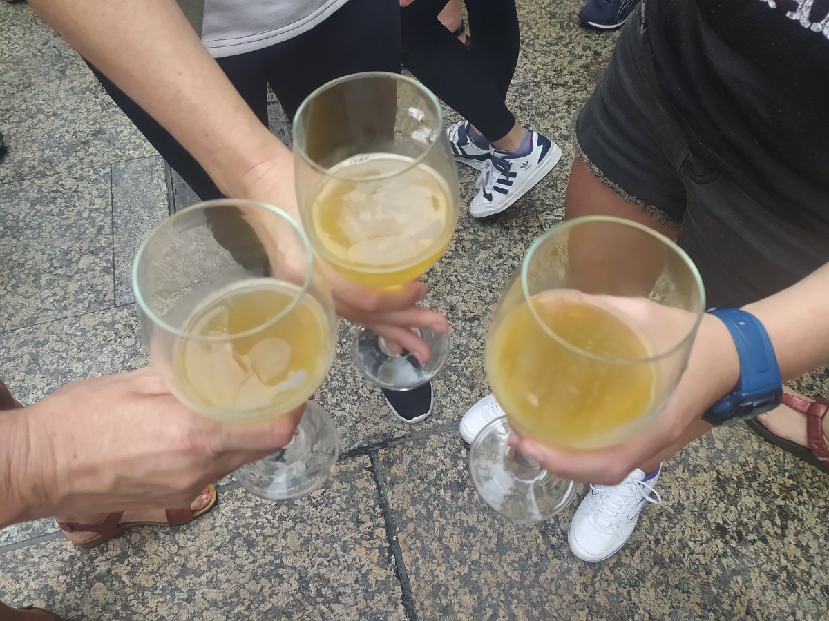 DONOSTIAN PIJOTERISMOAK ETA PREZIOEK EZ DUTE MUGARIK. SAGARDO EGUN ELITISTA!

Sagardo basorik ez Plaza Berrian Sagardo Egunean, kopak bakarrik. Eta, prezioa 7€!!! 

Nik sagardoa basoan nahi dut eta prezio herritarran!