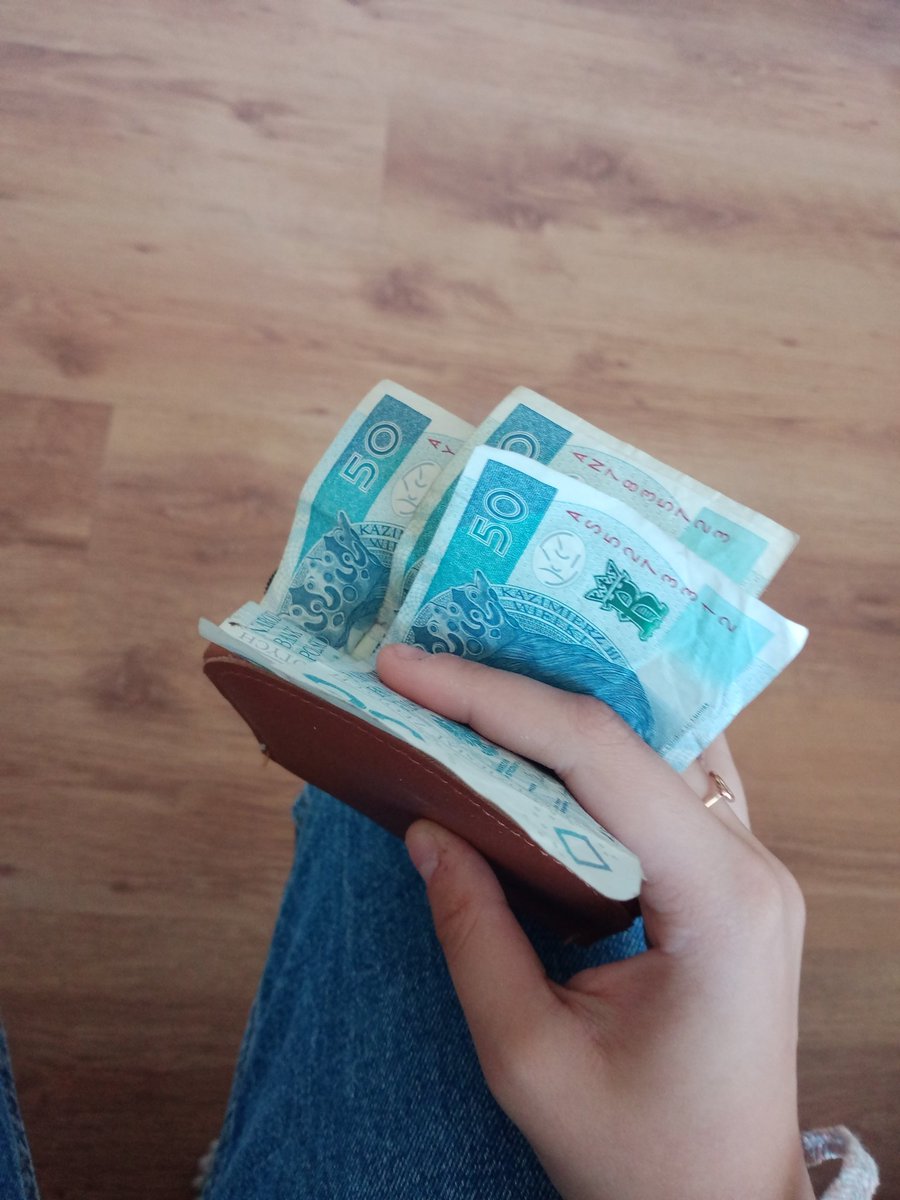 goldenlouisq's tweet photo. znalazlam stary portfel i okazalo sie ze było w nim 150 zl rt for good luck czy cos https://t.co/ynieXbkjCZ