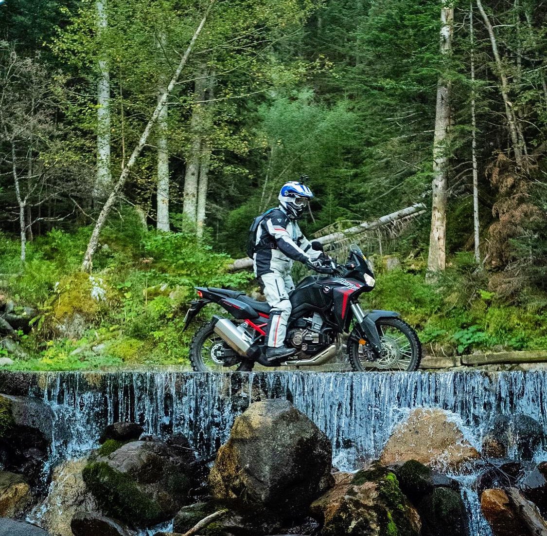 visitvielha's tweet photo. 🏍Ya está en marcha la 11ª edición de la #RodiBook.
Esta edición cuenta con 1.200 participantes que realizan un recorrido por el Pirineo catalán, aragonés, francés y andorrano con llegada de nuevo en Vielha. https://t.co/oz8IIQ2Spf