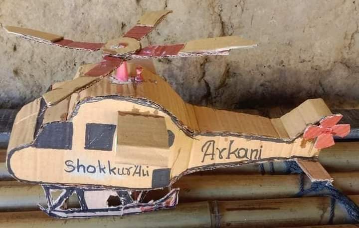 Md_Ayub12's tweet photo. I found a Rohingya Artist, his name is Shukkur Ali, Balukhali 2 Camp-11, Cox's Bazar Bangladesh. He is a very Talented boy.

- He made a Helicopter and excavator Tank.

#rohingyarefugees 
#rohingyatographer 
#Rohingyaartist
#rohingyabuilder https://t.co/0RxTIoFFFY