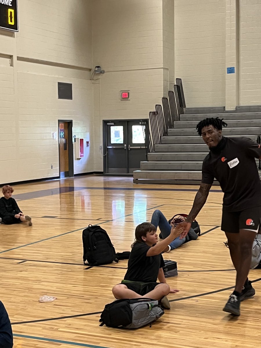 What do you do when you come home after signing your first professional contract with the ⁦<a href="/Browns/">Cleveland Browns</a>⁩? Well if you are Dee Bell, you come back ⁦<a href="/indiancreekmid/">Paul the Panther</a>⁩ and give back to your middle school.